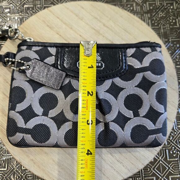 🐢 Coach Signature Monogram Wristlet Like New - Picture 10 of 12